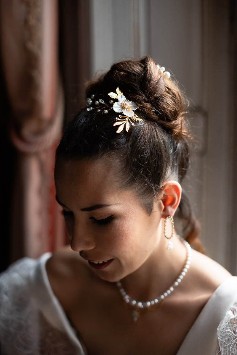 mariée style bridgerton avec des bijoux en perles et strass